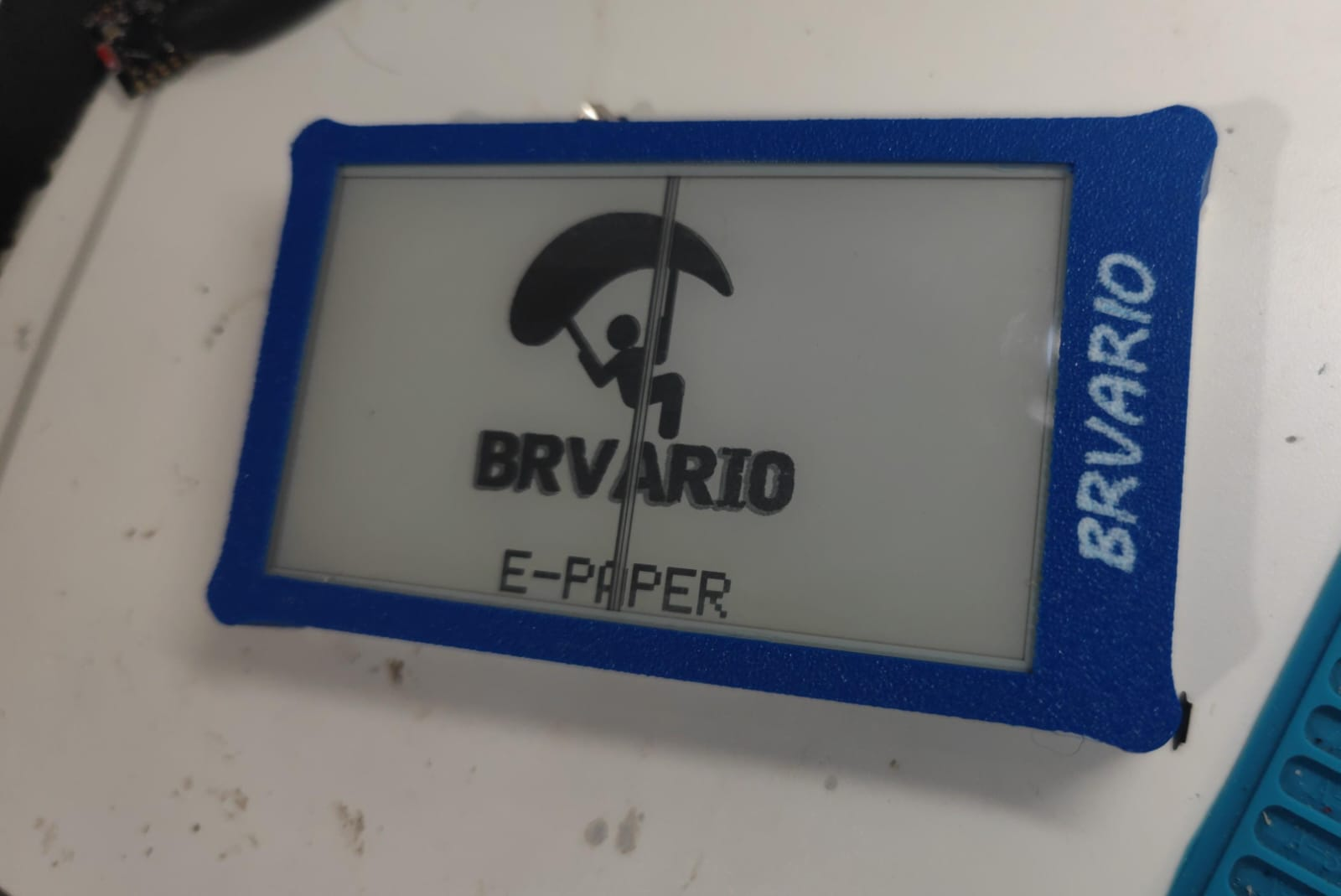 Protótipo azul BRVARIO E-PAPER em bancada